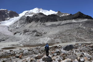 南米アンデス・ワイナポトシ山を眺めて