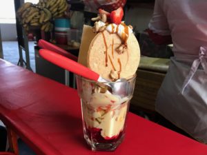 巨大パフェ。その名もイリマニ山!