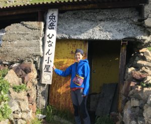 兎岳避難小屋 ボロ小屋だが快適に看板彫りました